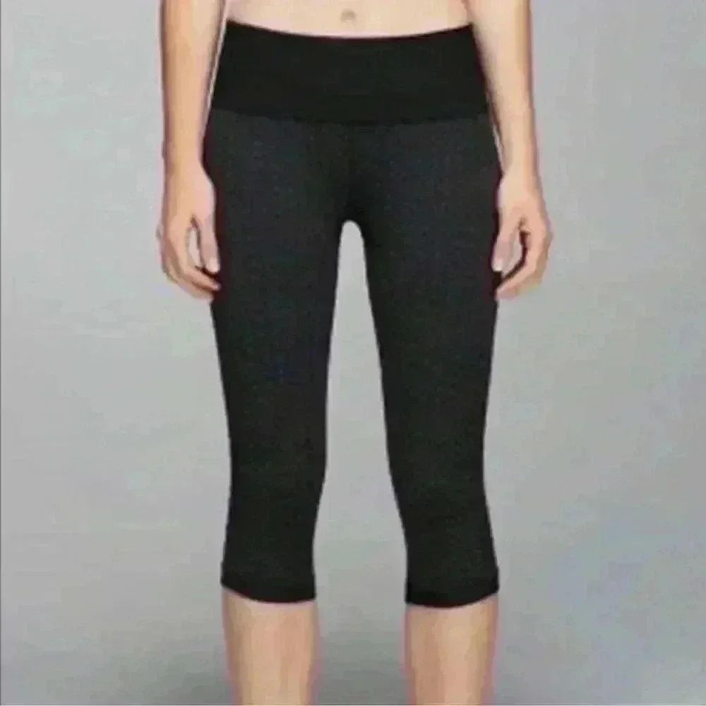 Lululemon In The Flow Crop II - Deep Coal size 6 like new